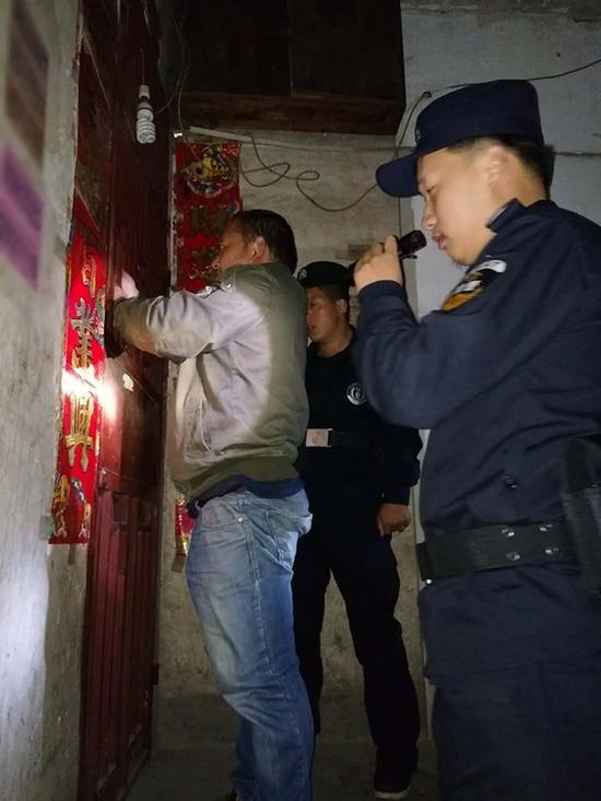 松桃县粗心妈妈误将幼女锁家中 民警全城寻开锁师傅开门