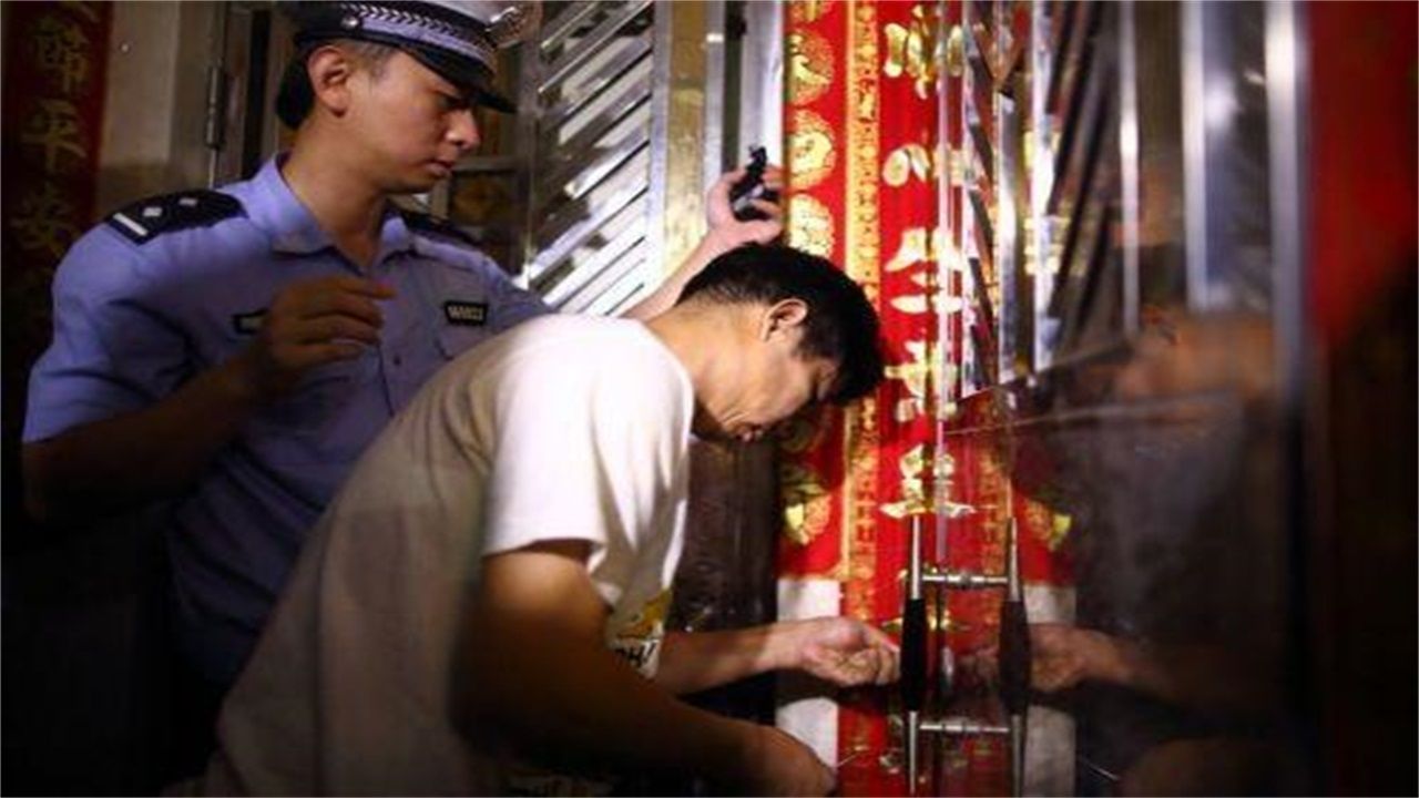 松桃县请开锁师傅开了锁后，师傅为什么一般都不进门，就算主人请也不进去？